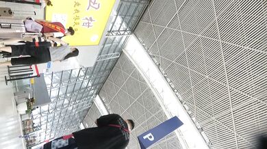 【极品抄底】超高质量机场地铁抄底惊现极品无内长腿美女 是方便借机小哥啪啪吗 (5)